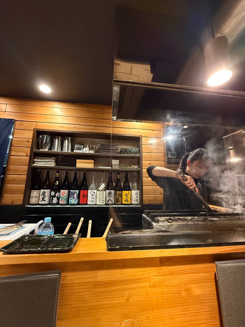 鳥のかけ橋吧台座位與燒酎牆